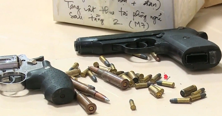 Cảnh sát ném lựu đạn khói, dùng flycam vây bắt nhóm buôn ma túy nổ súng ở Hà Nội