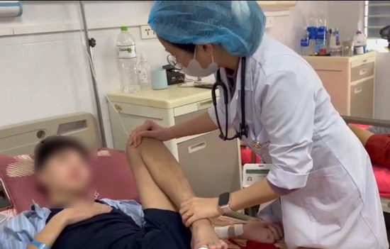 Cậu bé 14 tuổi mất khả năng đi lại sau vết cắn của lợn