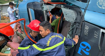 Đầu xe tải bẹp dúm sau khi bị lật, cảnh sát cắt cabin giải cứu nạn nhân mắc kẹt