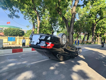 Hà Nội: Ô tô lật ngửa trên đường Hoàng Diệu sau khi đâm dải phân cách