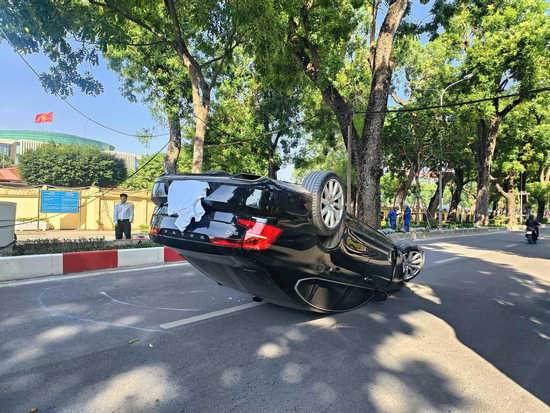 Hà Nội: Ô tô lật ngửa trên đường Hoàng Diệu sau khi đâm dải phân cách