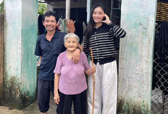 Hoa hậu Yến Nhi cập nhật hình ảnh an toàn bên người thân sau khi cầu cứu vì lũ dữ