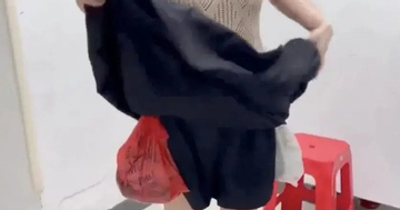 Không tin nổi: Cô gái mang hàng trăm con cá sống theo cách khó ai ngờ