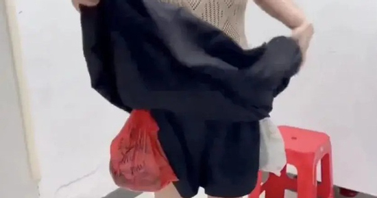 Không tin nổi: Cô gái mang hàng trăm con cá sống theo cách khó ai ngờ