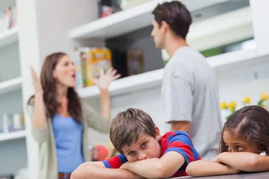 Ly hôn rồi, anh ta vẫn dùng 'kế bẩn' để mua chuộc con và đẩy tôi vào cảnh túng quẫn