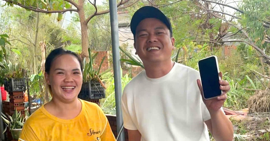 Mất điện thoại giữa lũ dữ, anh cứu hộ Đà Nẵng gặp chuyện ấm lòng sau 3 ngày