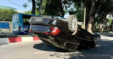 Xe sang Volvo S90 lật ngửa trên phố Hà Nội vì lý do nhiều tài xế gặp phải