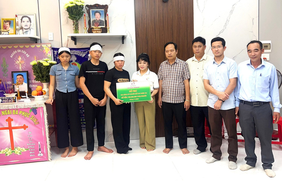 Xót xa chia sẻ của vợ tài xế taxi bị tử vong trong mưa lũ, mấy ngày sau mới tìm được