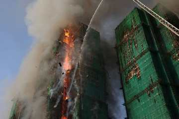 Cháy lớn khu chung cư Hong Kong, nhiều người kẹt giữa biển lửa