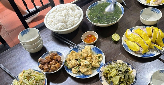 Đi cứu trợ Đắk Lắk, đoàn Thái Nguyên nhận bữa cơm ấm lòng từ chủ quán Ninh Bình