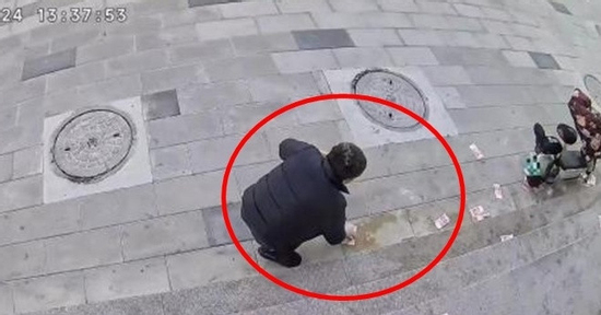 Gió thổi bay 4 cọc tiền gần 200 triệu đồng của người đàn ông và cái kết