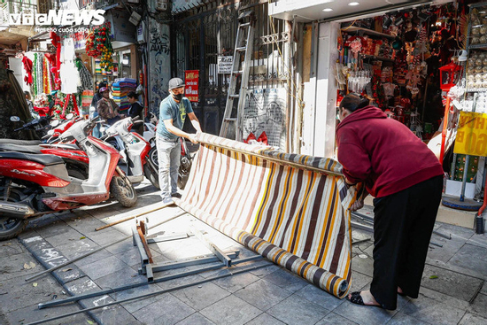 Gỡ mái che, ‘đòi’ lại vỉa hè ở Hà Nội: Nên làm đại trà luôn thay vì thí điểm