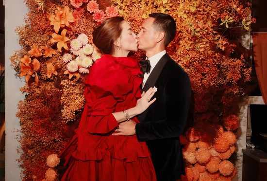 Hồ Ngọc Hà 'khóa môi' Kim Lý cực ngọt, 2 bên thông gia gây chú ý