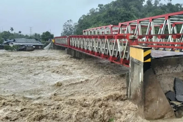 Khoảnh khắc lũ quét ập xuống ngôi làng ở Indonesia khiến 10 người thiệt mạng
