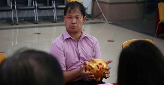 Người đàn ông đi lại khó khăn ôm heo đất đến ủng hộ bà con vùng lũ gây xúc động