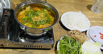 Người đàn ông tăng vọt huyết áp vì thói quen nhúng rau khi ăn lẩu