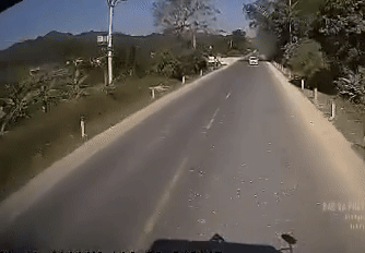 Ô tô 7 chỗ húc thẳng vào xe tải trên quốc lộ 1A, 4 người tử vong tại chỗ