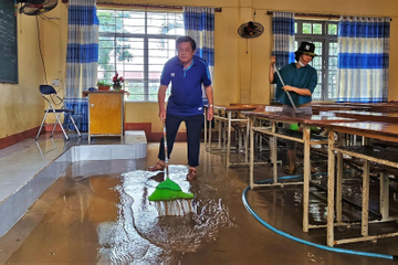 Trường học xác xơ sau lũ lịch sử, sách vở ngập bùn