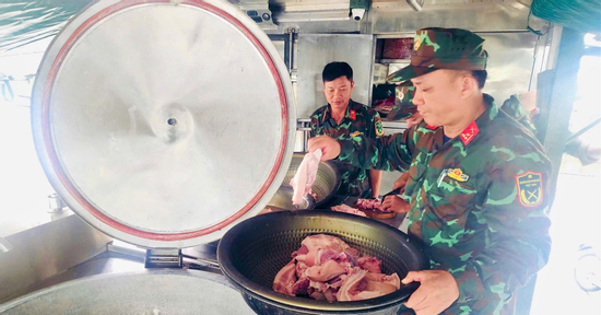 Bếp lửa không tắt giữa vùng tâm lũ, người dân Đắk Lắk nghẹn ngào nhận cơm nóng