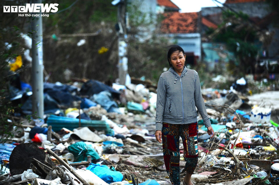 Khung cảnh hoang tàn, nhếch nhác tại vùng trũng nhất ở Tuy Hòa sau lũ dữ