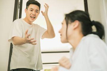 Nỗi đau bị bạo hành trong vỏ bọc kiên cường của những người phụ nữ thành đạt