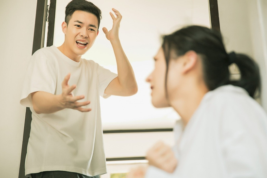 Nỗi đau bị bạo hành trong vỏ bọc kiên cường của những người phụ nữ thành đạt