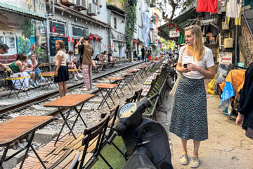 Sau giải tỏa, phố cà phê đường tàu Thủ đô nhộn nhịp, bàn ghế tràn sát đường ray