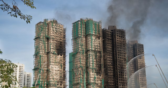 Thảm kịch cháy chung cư Hong Kong: 65 người thiệt mạng, kỳ tích xuất hiện