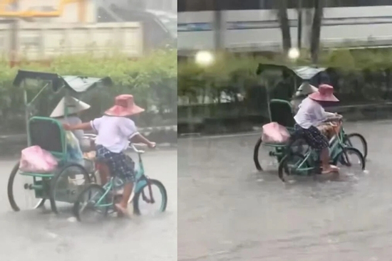 Xúc động em nhỏ còng lưng đạp xe, đẩy xe người khuyết tật khi mưa to, đường ngập