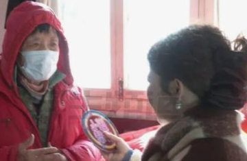 Bà lão tìm 'con gái nuôi' trên mạng, sẵn sàng tặng cả căn hộ và lương hưu