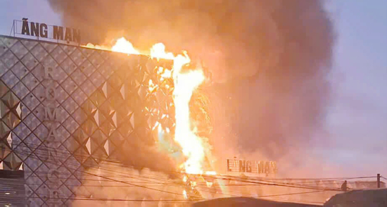 Cháy quán karaoke, cảnh sát đeo bình dưỡng khí tiếp cận bên trong