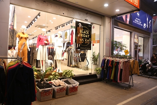 La liệt hàng giảm giá ngày Black Friday, khách vẫn èo uột