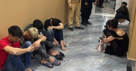 Phá đường dây mại dâm ‘khép kín’ từ quán karaoke đến nhà nghỉ ở Hà Nội