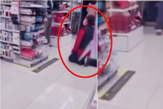Phẫn nộ cảnh nhân viên cửa hàng phải quỳ xin lỗi sau khi nhắc nhở trẻ con