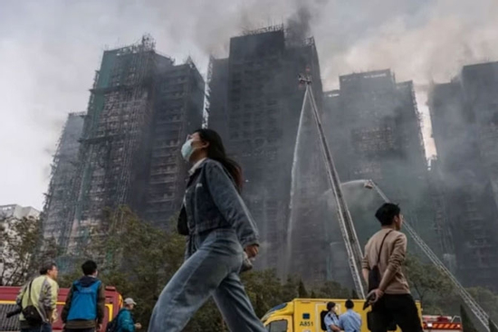 Rơi nước mắt chờ tin người thân mất tích trong vụ cháy chung cư Hong Kong