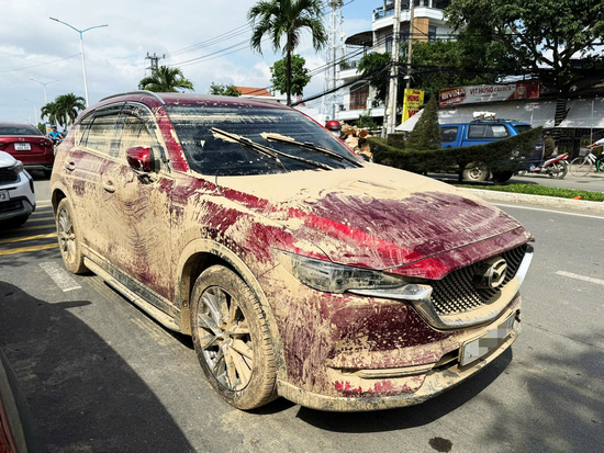 Tiệm sửa ô tô, xe máy ở Nha Trang quá tải sau mưa lũ lịch sử