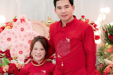 Chú rể đẩy xe lăn đưa cô dâu vào lễ đường, quan khách sụt sùi lau nước mắt