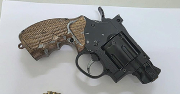 Người đàn ông bắn súng chỉ thiên tại đám cưới của chú rể 30 tuổi