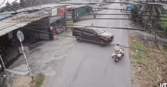 Tạm giữ hình sự thanh niên dùng biển số giả, lao xe ô tô vào CSGT