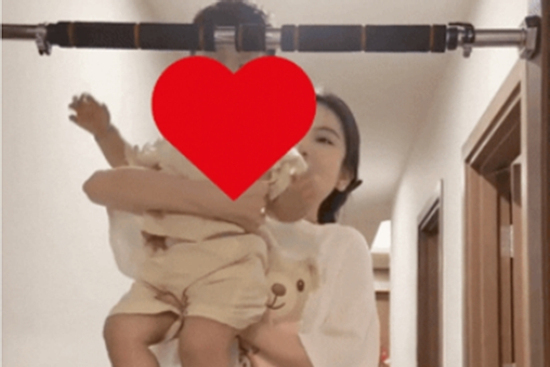 Chu Thanh Huyền gây tranh cãi khi thả tay để con trai 1 tuổi đu xà