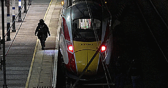 Đâm dao như “phim kinh dị” trên tàu hỏa Anh, nhiều người giẫm đạp nhau bỏ chạy