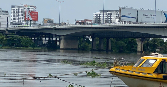 Dừng ô tô giữa cầu, tài xế công nghệ có hành động bất thường rồi nhảy xuống sông