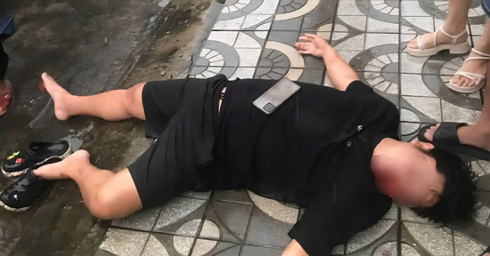 Nhắc ôtô đỗ chiếm lối đi, tài xế bị nhóm người đánh bất tỉnh