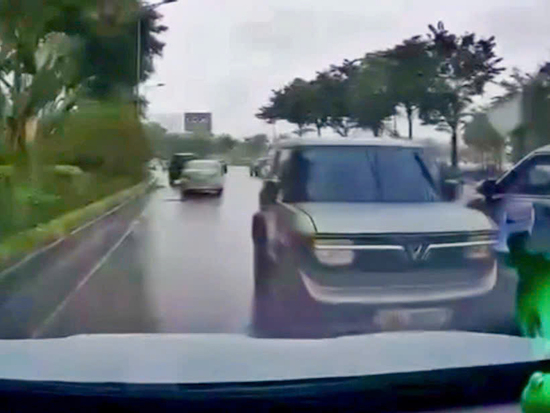 Nữ tài xế lái ô tô đi ngược chiều ở Hà Nội bị phạt 19 triệu đồng