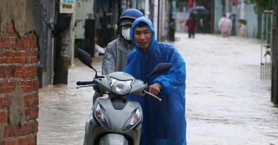 Sinh viên Đà Nẵng tất tả ôm đồ chạy lũ ở 'rốn ngập' đường Mẹ Suốt