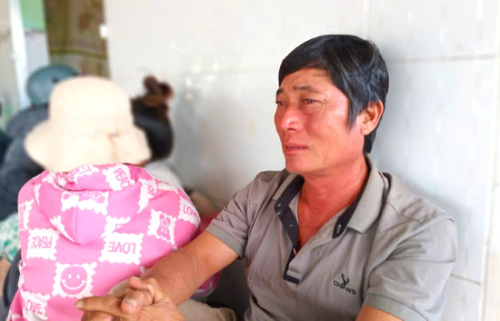 Xót xa cảnh người cha thẫn thờ vì mất con khi vỡ đập chứa nước ở Lâm Đồng