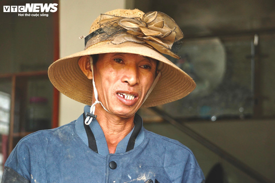 Chỉ kịp cứu chính mình, người đàn ông day dứt khi mất 3 người thân trong lũ