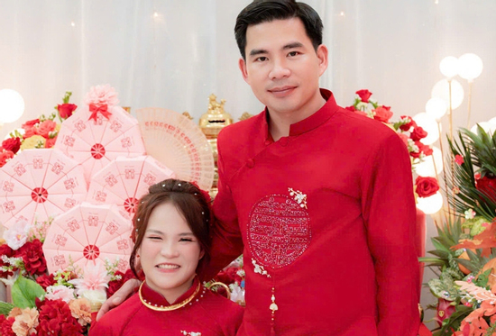 Chú rể đẩy xe lăn đưa cô dâu vào lễ đường, quan khách sụt sùi lau nước mắt