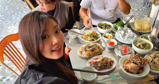 Cô gái miền Nam dự đám giỗ ở Hưng Yên, ngại thử 2 món ngon trong mâm cỗ