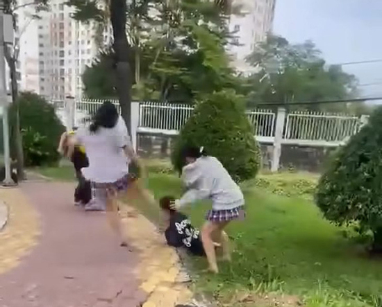 Hai nữ sinh bị bạn đánh hội đồng dã man trước cổng trường ở TPHCM